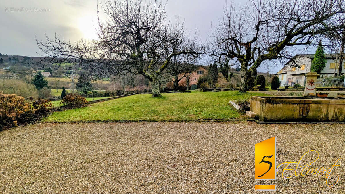 Maison à SAINT-PIERRE-DE-BRESSIEUX