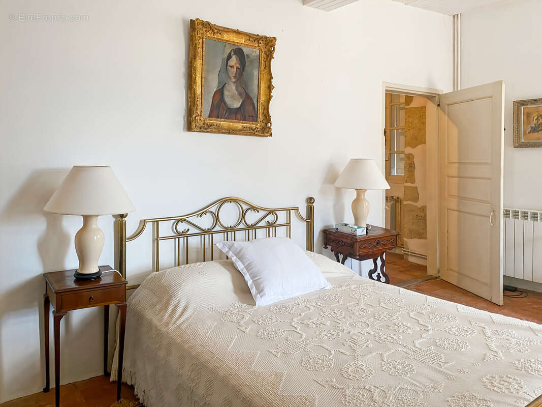 À Vendre – Maison de village en pierre (6 pièces) de 227 m² à Bazian (Gers) avec cour et jardinet - photo 12