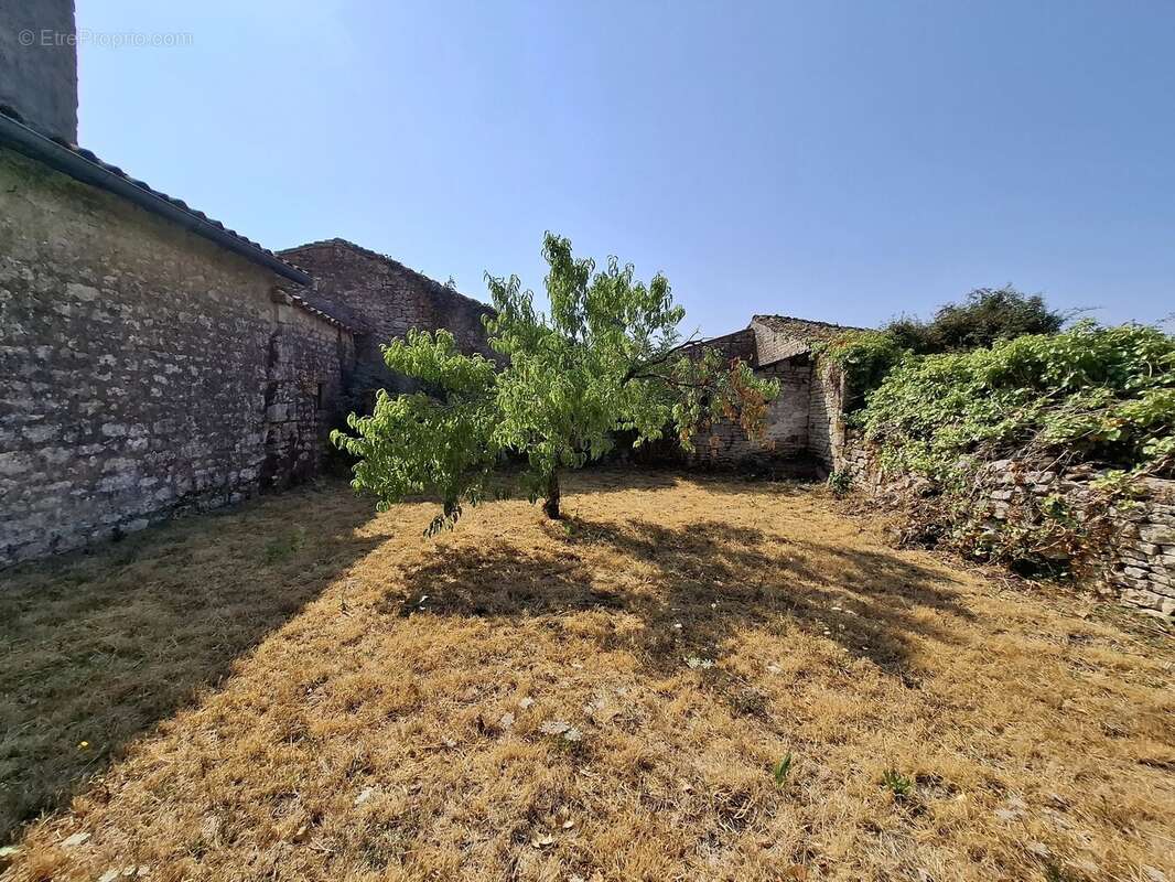 Propriété paisible avec grand jardin au cœur de Melle - photo 2
