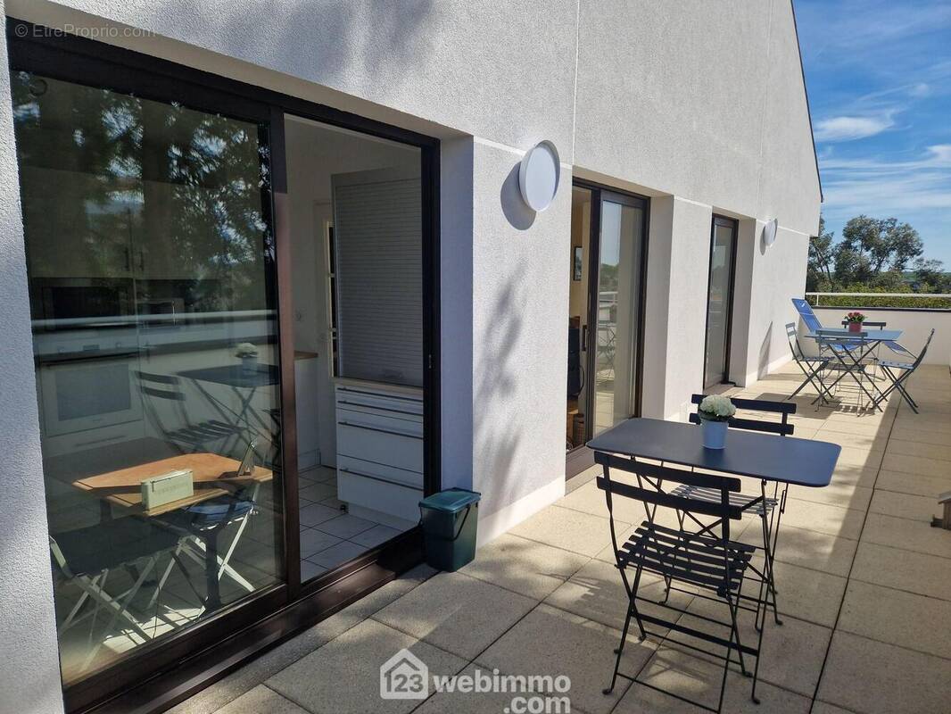 Belle terrasse accessible de la cuisine et de la pièce de vie. - Appartement à LA ROCHE-SUR-YON