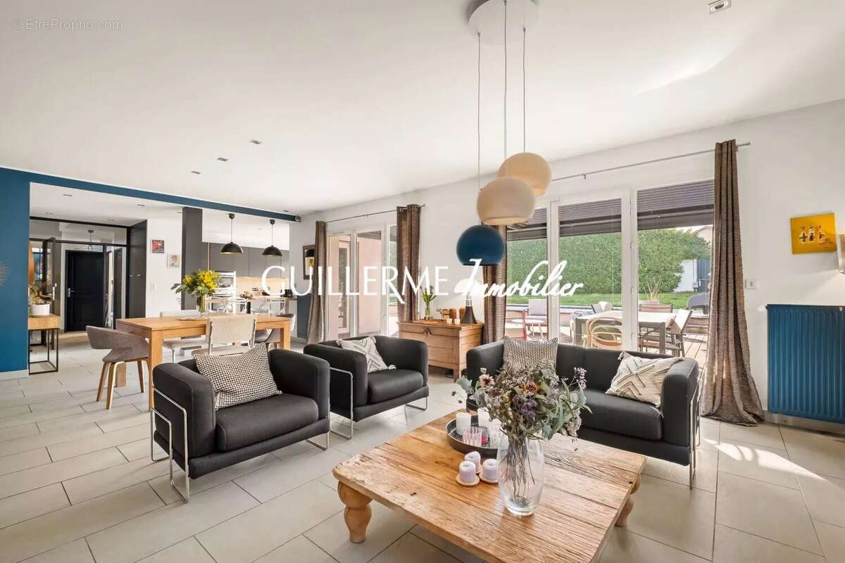 Maison à LA TOUR-DE-SALVAGNY