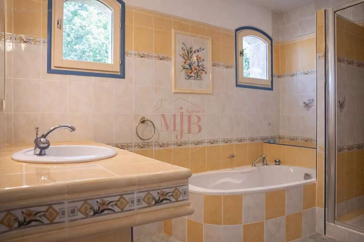 Maison à ROQUEBRUNE-SUR-ARGENS