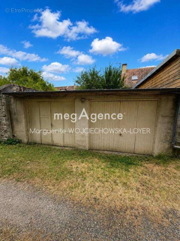 Maison de ville en pierre avec double garage - Fort potentiel - photo 16