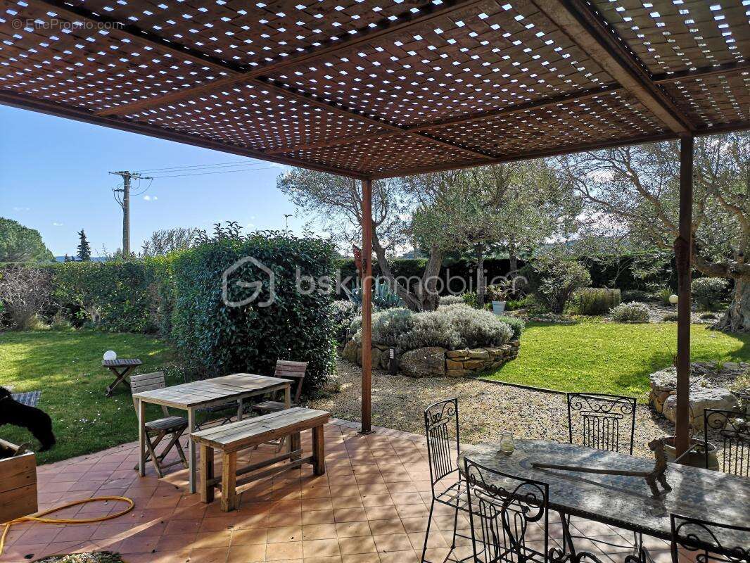Quartier recherché  - Élégante villa familiale 9 pièces avec grand terrain et piscine à débordement - photo 12