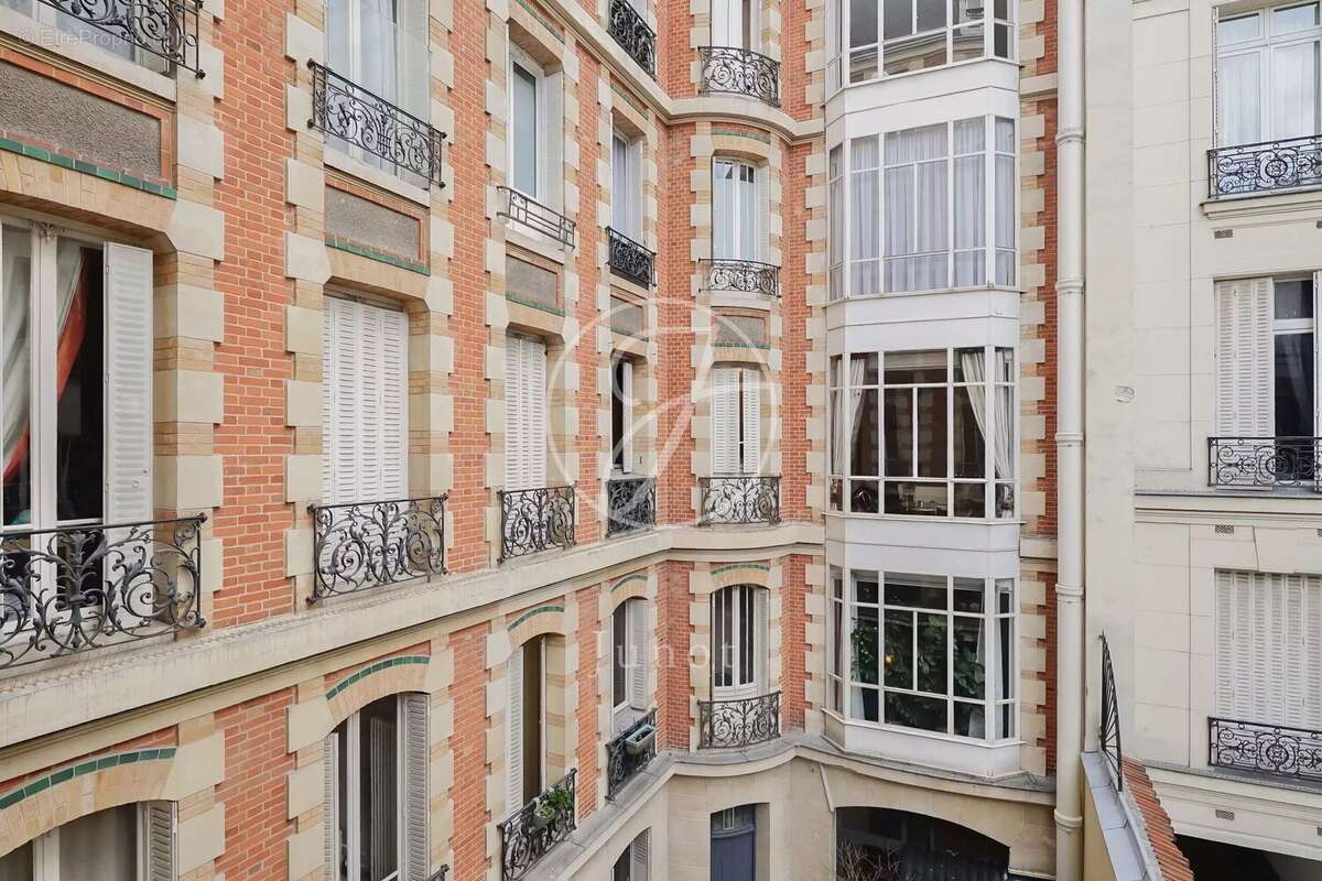 Appartement à PARIS-16E
