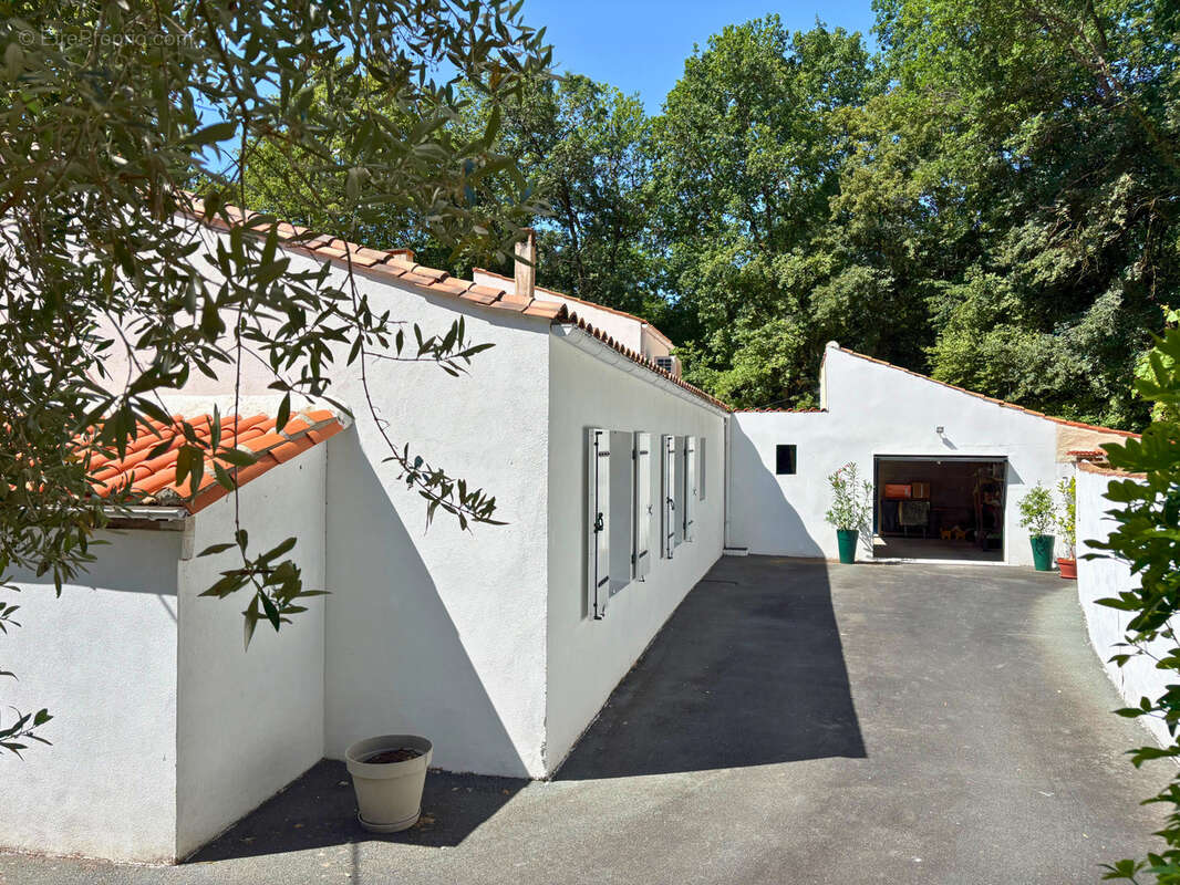 MAISON de plain-pied au coeur des bois avec 4 chambres, garage et dépendances aux portes de COGNAC - photo 17