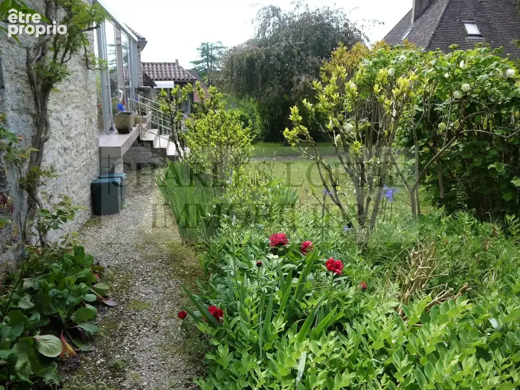 Charmant ensemble immobilier en pierre avec jardin au cœur d'un village en Bouriane - photo 12