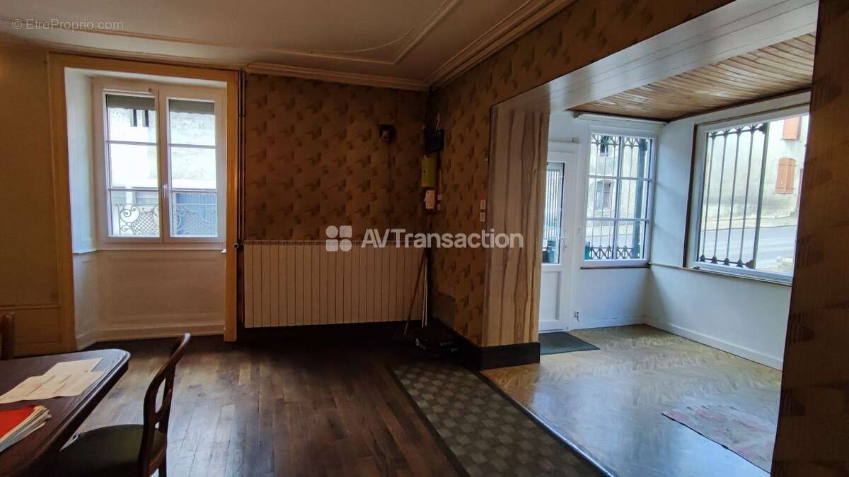 Maison à COMBEAUFONTAINE