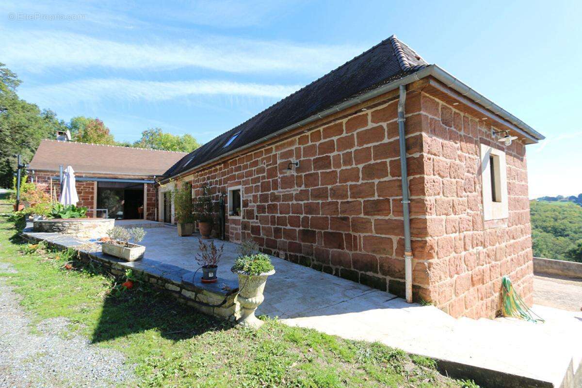 Maison en pierre avec piscine chauffé et terrain 17 hectares - photo 2