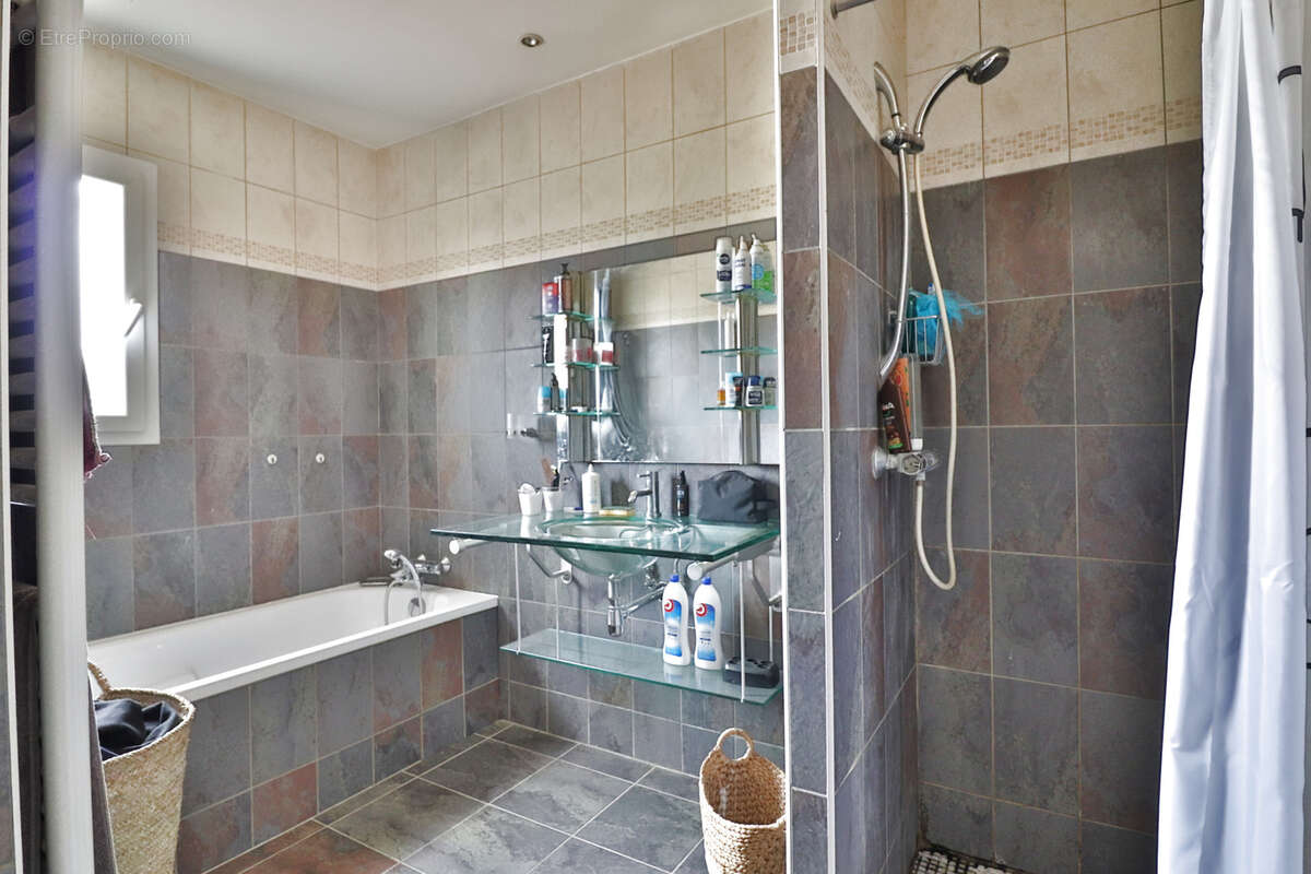 Maison à CHARBONNIERES-LES-BAINS