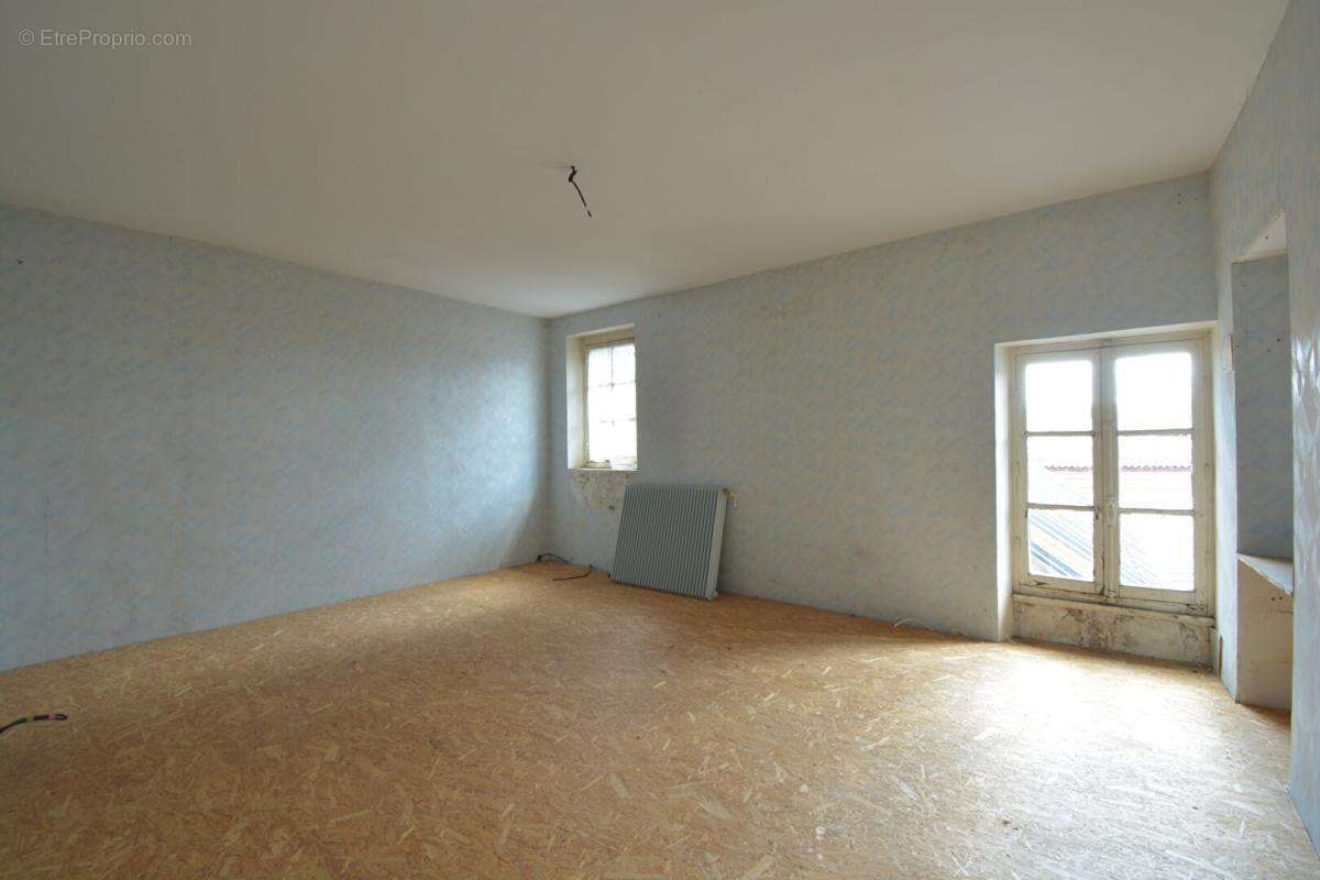 Maison à IVOY-LE-PRE