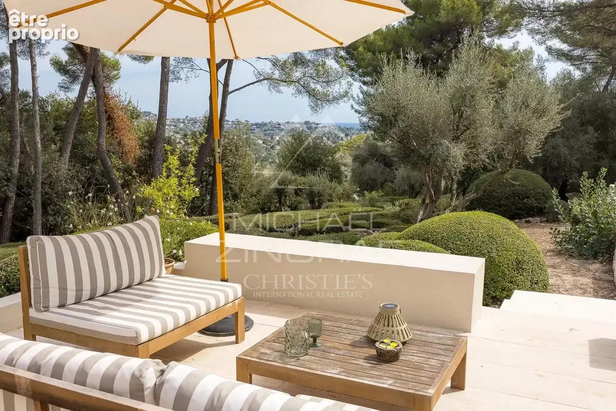 Proche Saint-Paul-de-Vence : Propriété rénovée au sein d'un parc paysager de 6000m2 - photo 3