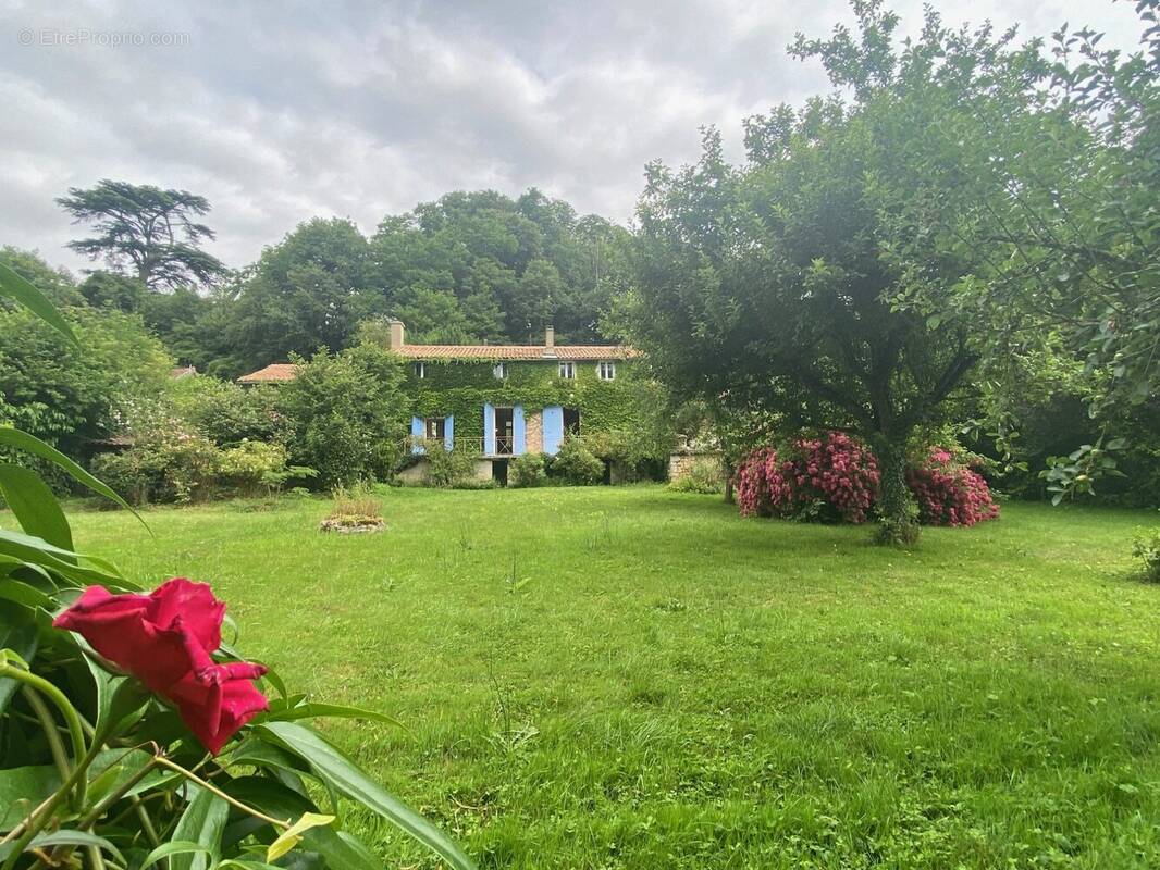 Maison à MONTREUIL-BONNIN