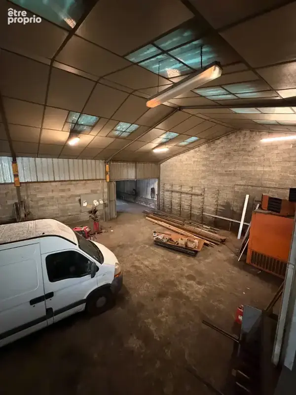 A VENDRE - Bâtiment d'activité d'environ 480 m² avec terrain poids lourds - photo 10