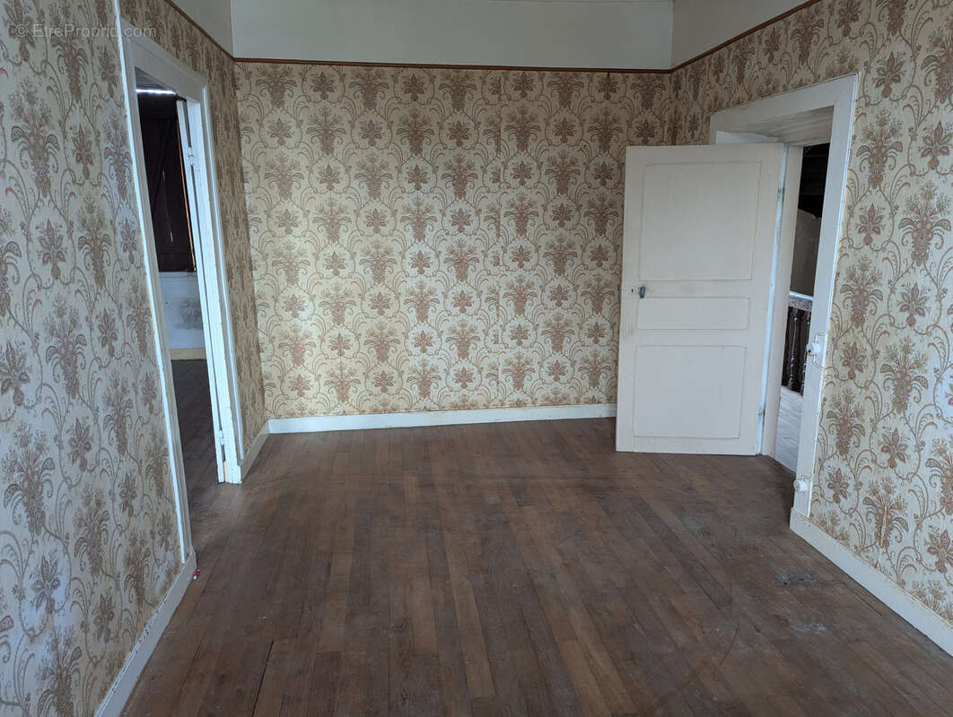 Grande maison de bourg à rénover ! - photo 10