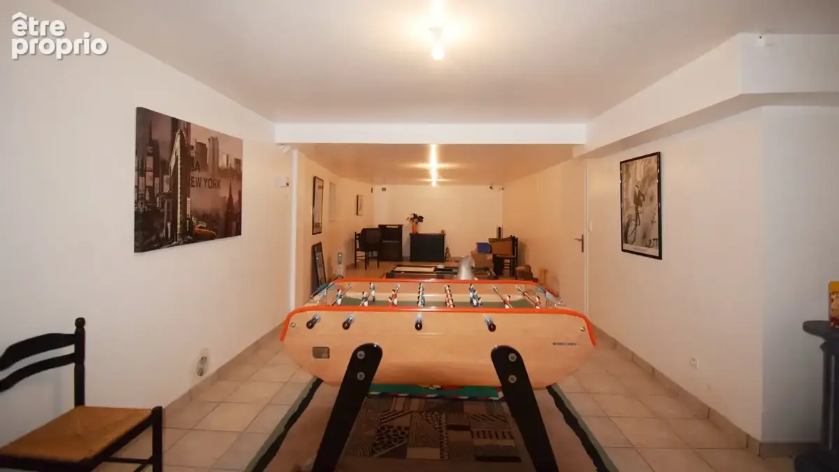 À VENDRE - Maison d'architecte avec piscine, dépendance aménagée et grange sur terrain arboré à 5 minutes de Vichy - photo 14