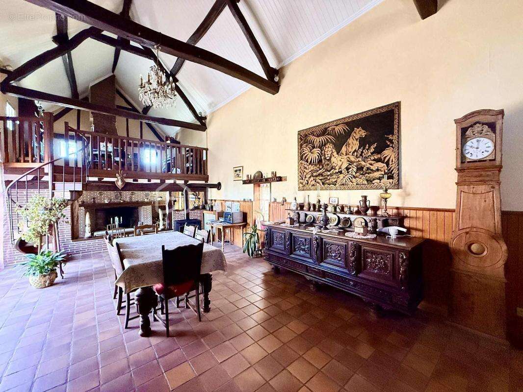 Bâtisse Ancienne avec 5 Chambres + Dépendances - photo 8