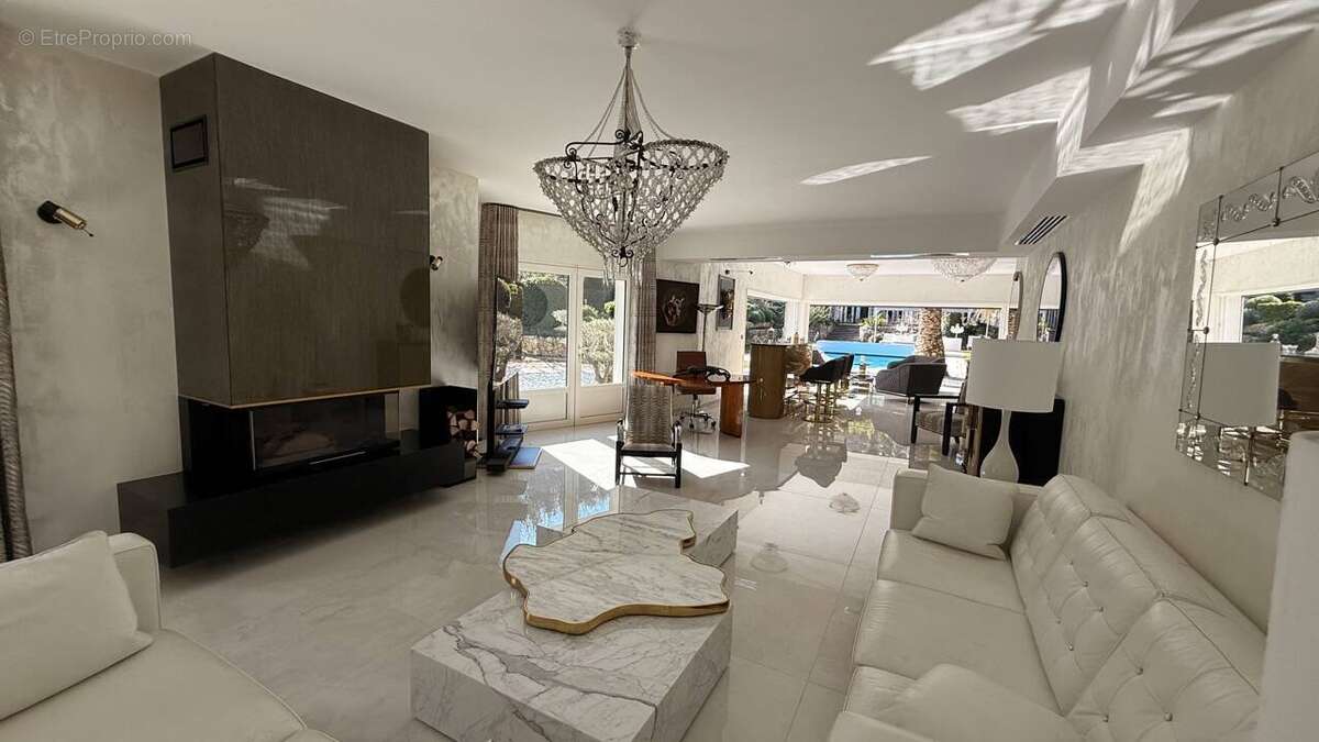 Maison à ROQUEFORT-LES-PINS