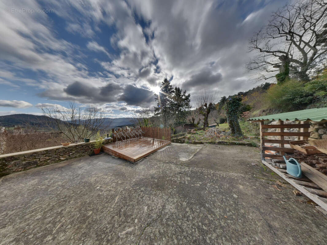 Maison à SAINT-MICHEL-DE-CHABRILLANOUX