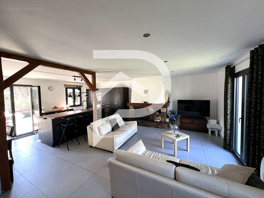 Maison à LE MESNIL-SAINT-DENIS