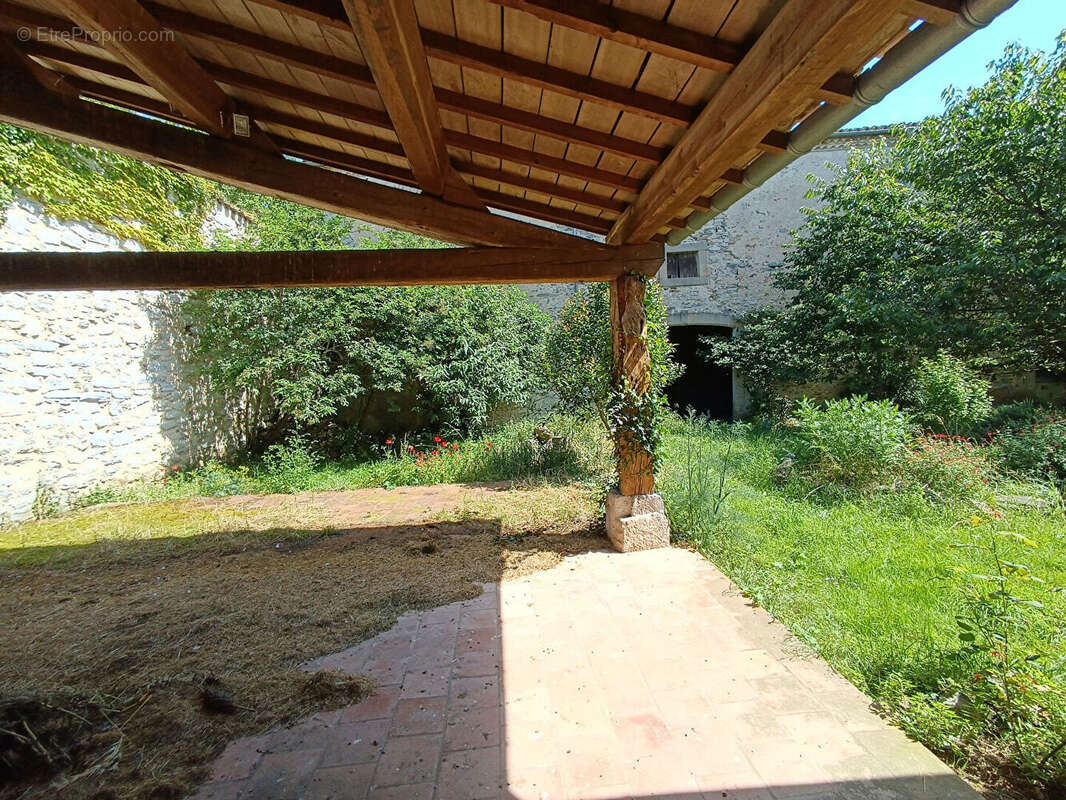 Maison en pierre avec jardin et grange - photo 5
