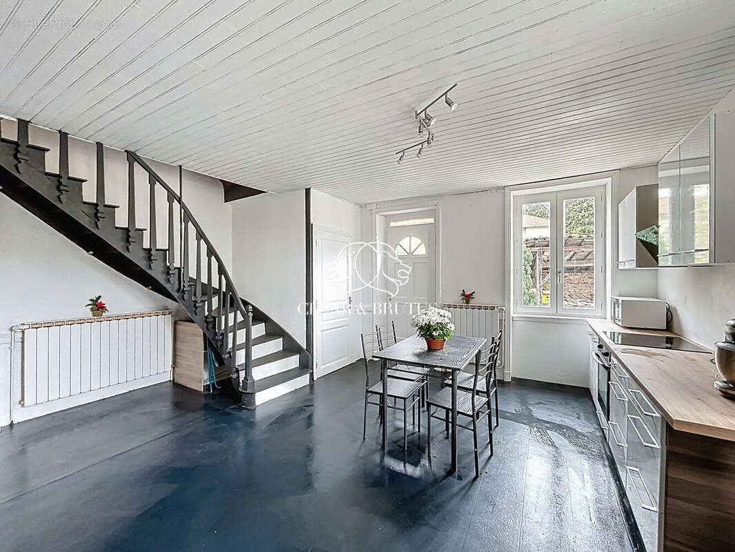 Maison à SAINT-JUST-EN-CHEVALET