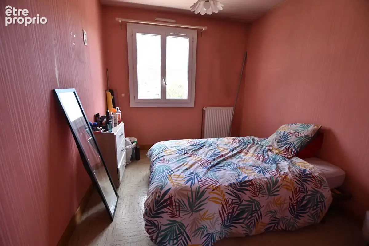 Maison avec dépendances, piscine et 2 hectares de terrain. - photo 7