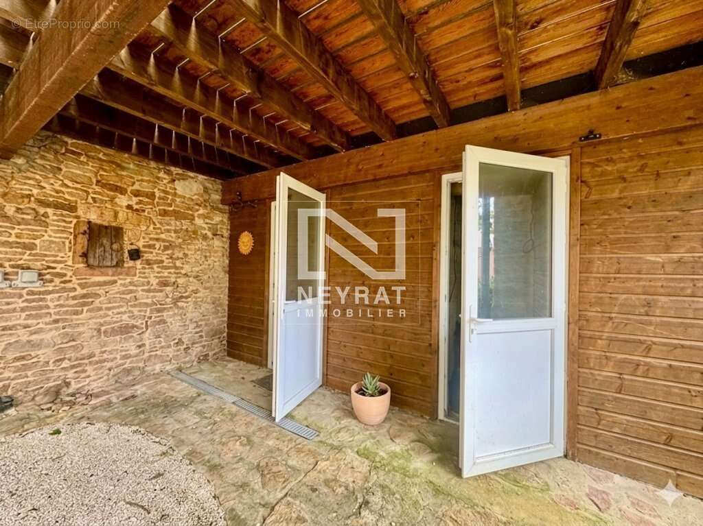 Une maison en pierre pleine de charme, avec sa terrasse suspendue, son jardin intime et ses nombreuses dépendances - photo 10