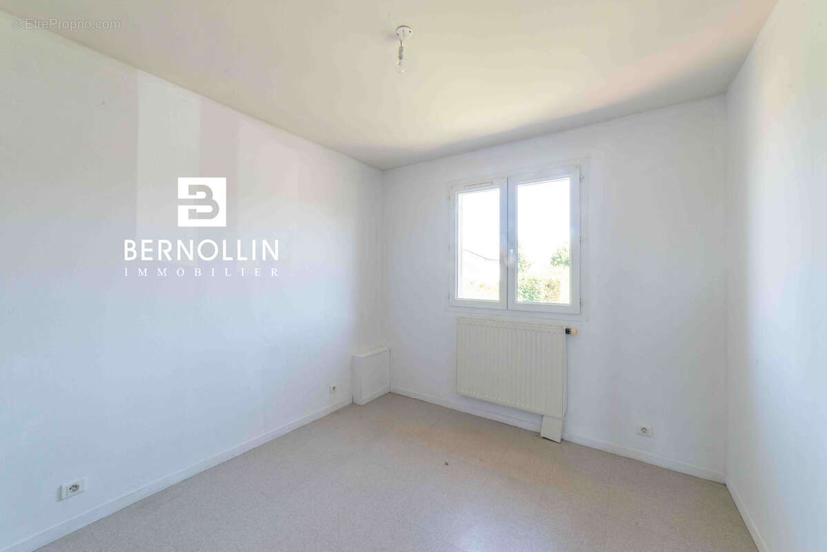 Maison 82 m2, 3 chambres et garage sur terrain de 540 m2 - MONTREVEL EN BRESSE CENTRE - photo 7