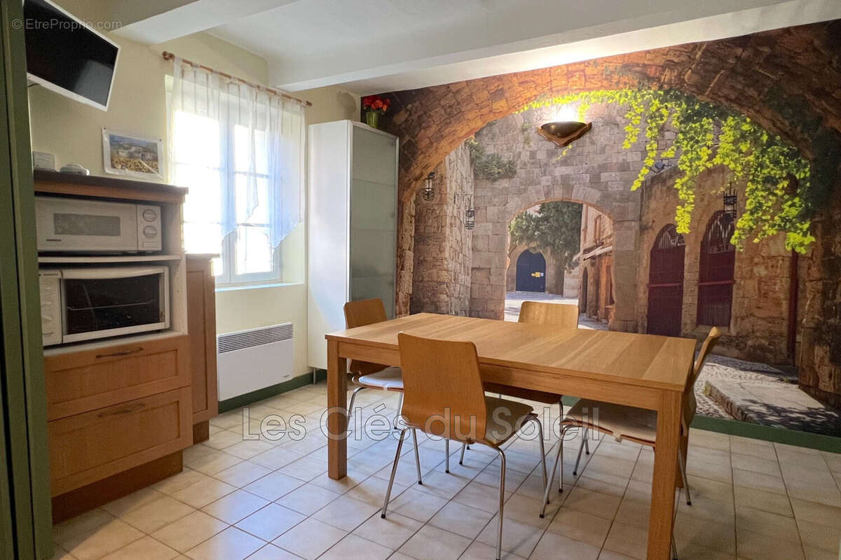 Maison 50 m² à Le Revest-Les-Eaux  - photo 3
