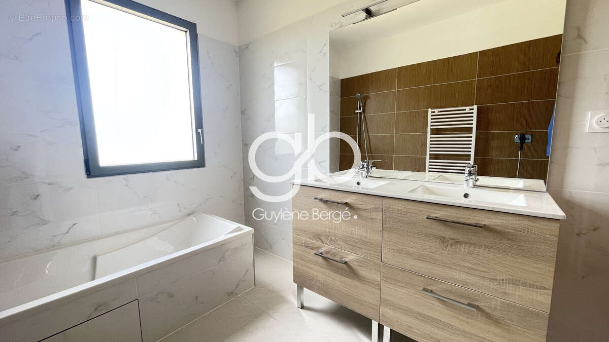 Maison à VIC-LA-GARDIOLE