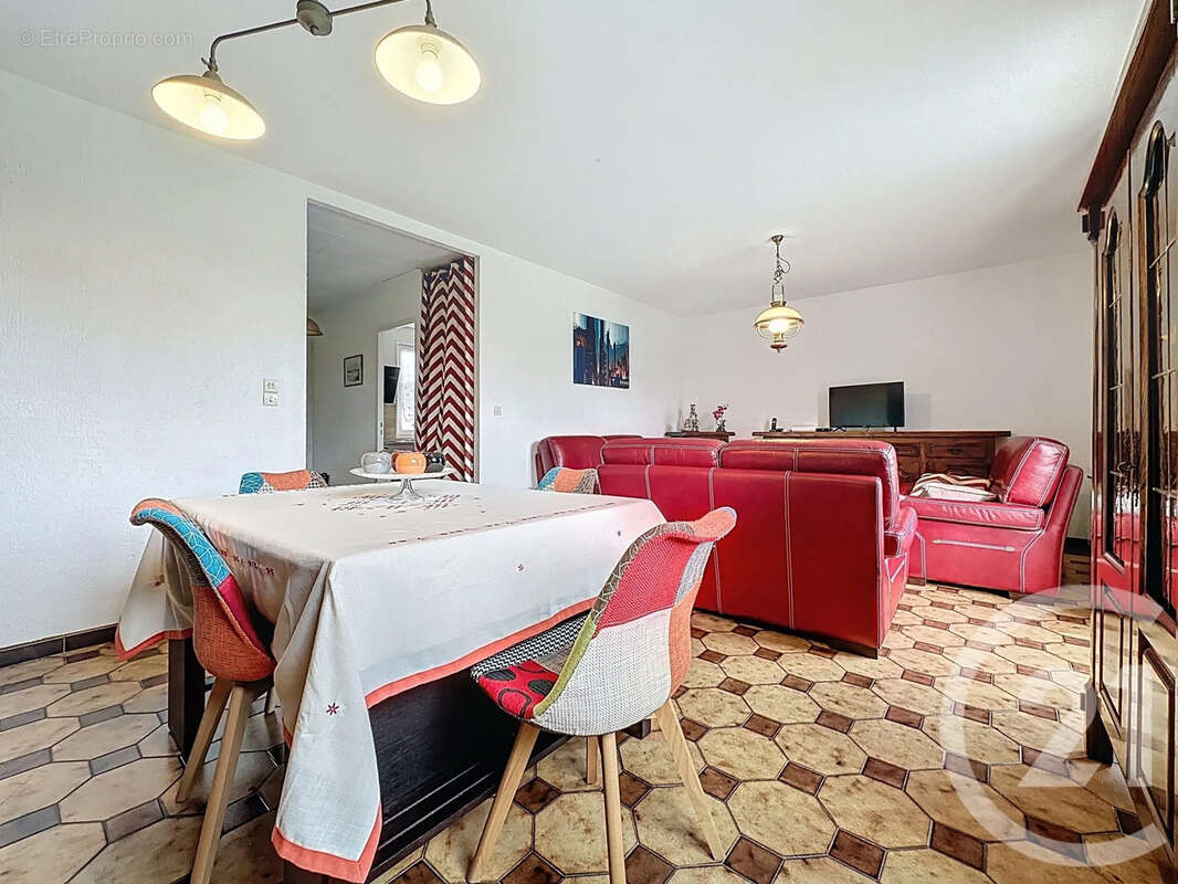 Maison à LES ECRENNES