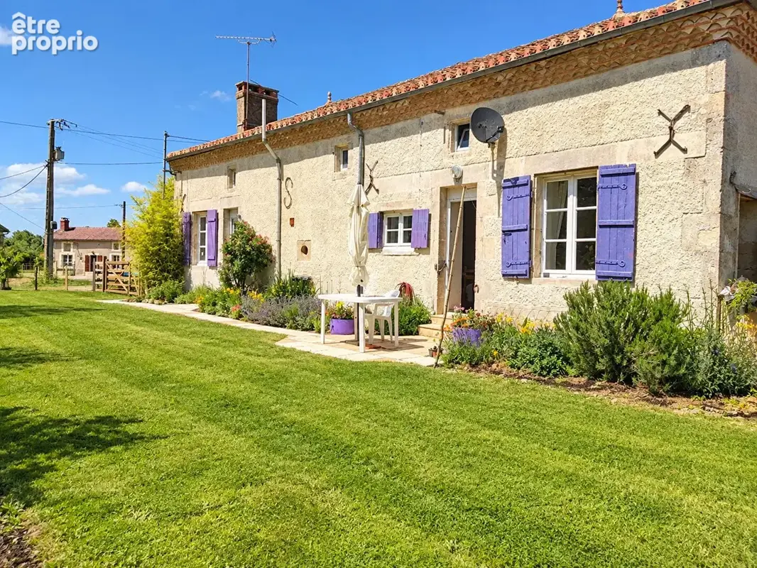 Adriers - Corps de ferme rénové de 3 chambres avec jardin. Classement énergétique A ! Une maison exceptionnelle. - photo 1