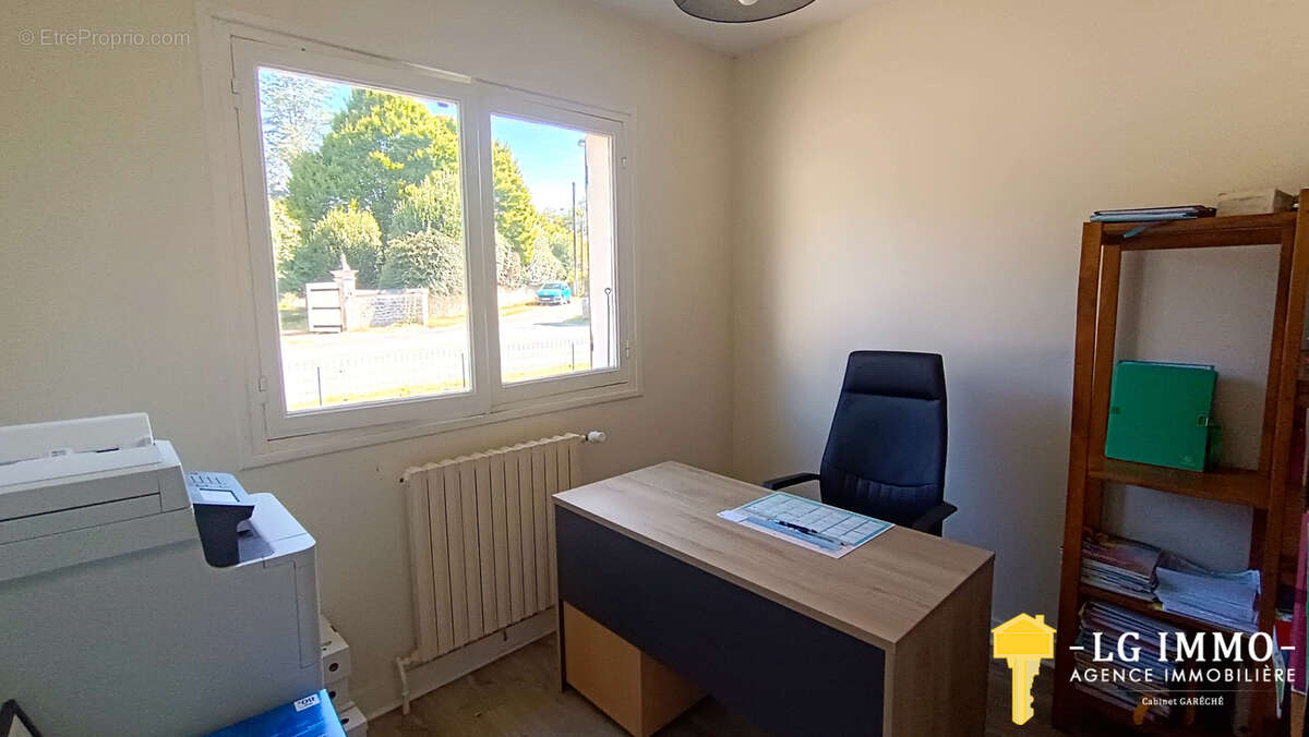 Maison de bourg, 4ch, studio, garages sur 971 m2 de terrain - photo 8