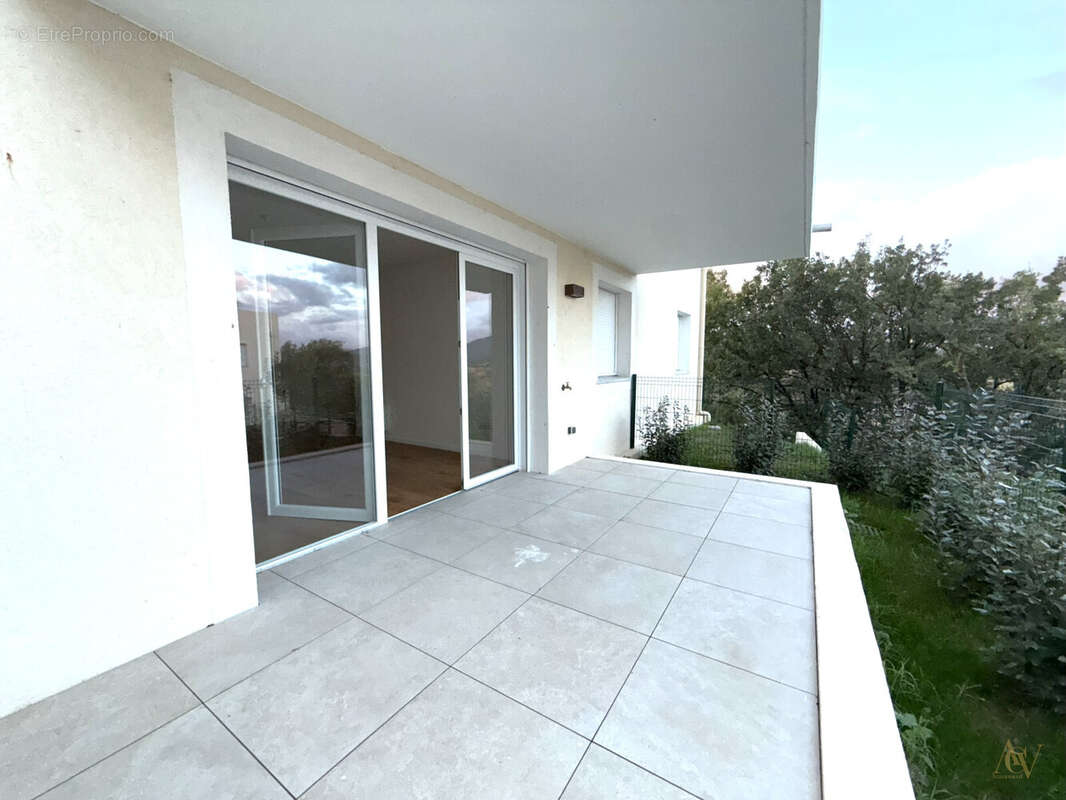 OFFRES EXCLUSIVES sur ce T3 en rez-de-jardin surélevé avec extérieur à Cogolin 2 - Appartement à COGOLIN