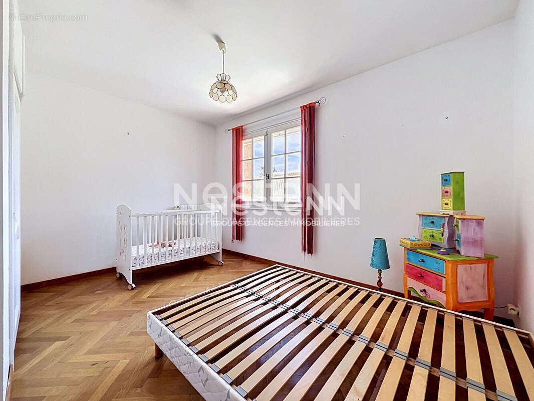 Golfe-Juan - Maison 5P 126 m² + Appartement indépendant 3P 98 m² - Terrain 1 480 m² - Sous-sol 70 m² - Parkings - Proche mer - photo 13