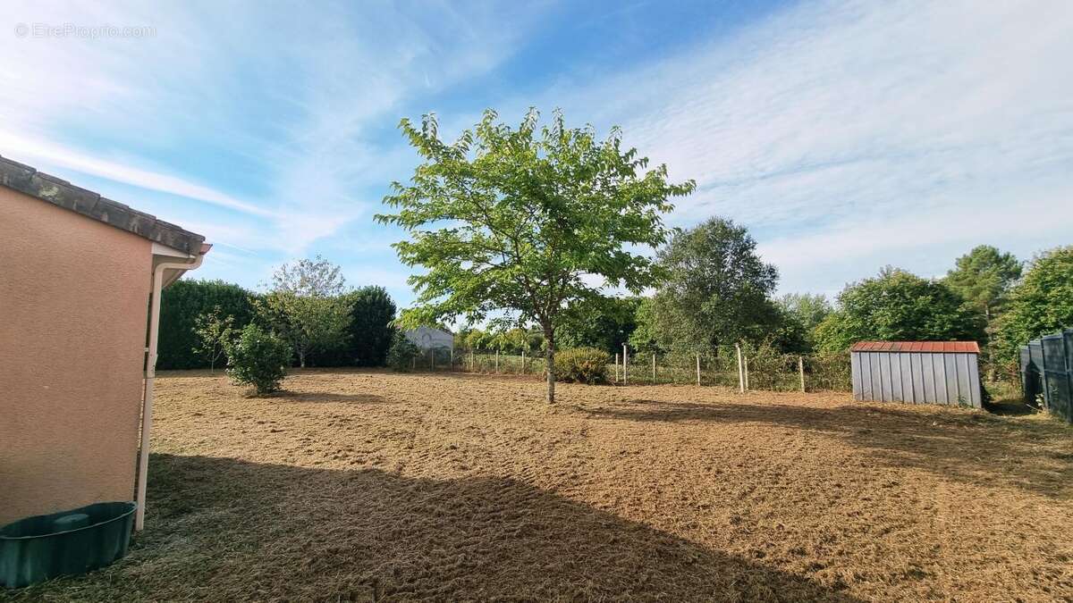 Maison à MANZAC-SUR-VERN