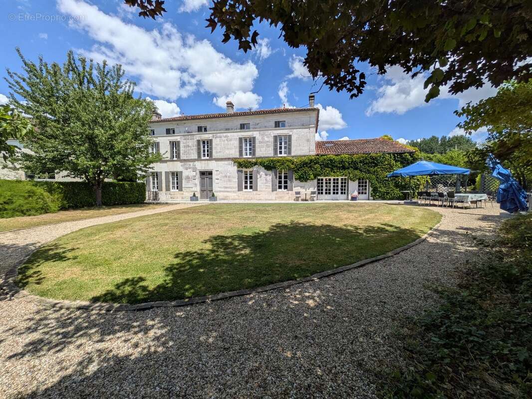 Élégante maison de maître, deux maisons d'amis et une superbe piscine ! - photo 18