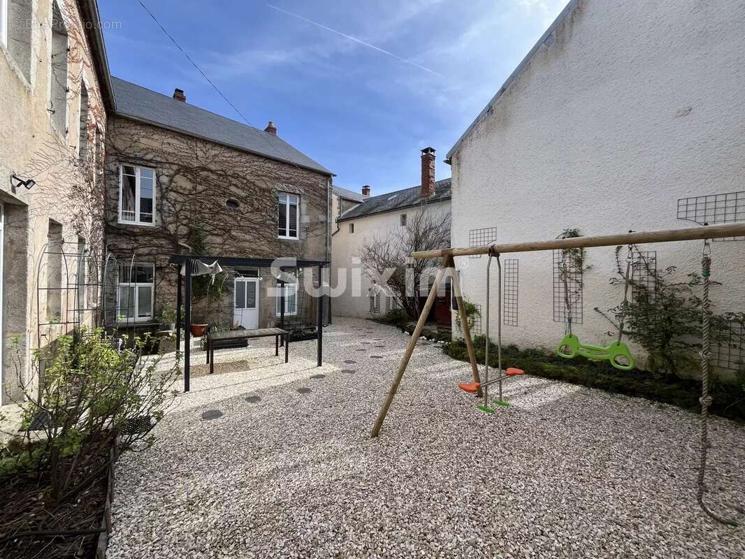 Maison à OUROUX-EN-MORVAN