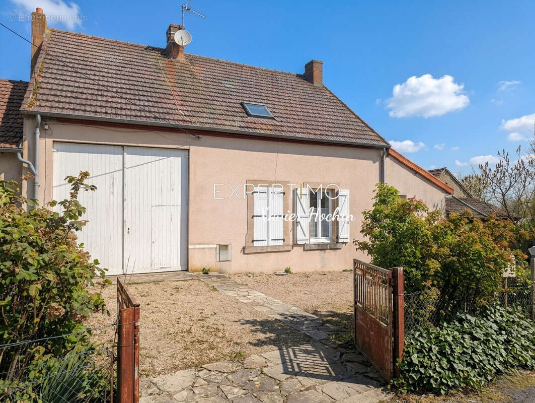 Maison à DURDAT-LAREQUILLE