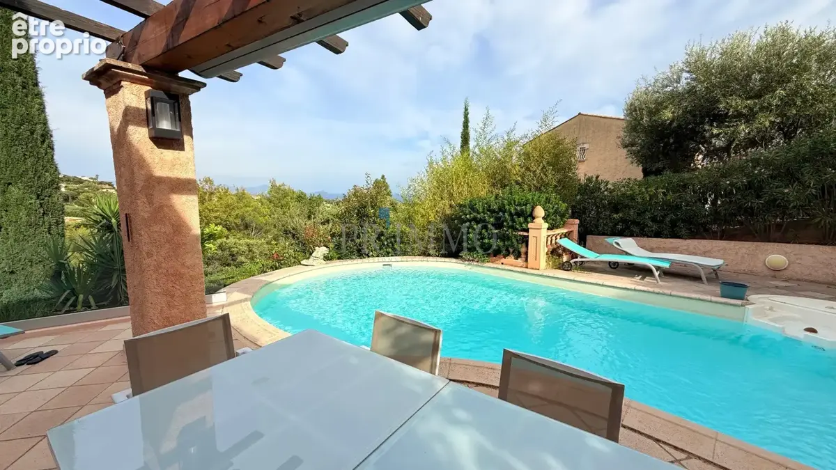 Les Issambres   Villa de plain-pied rénovée, vue mer, piscine, au calme sans vis-à-vis - photo 3