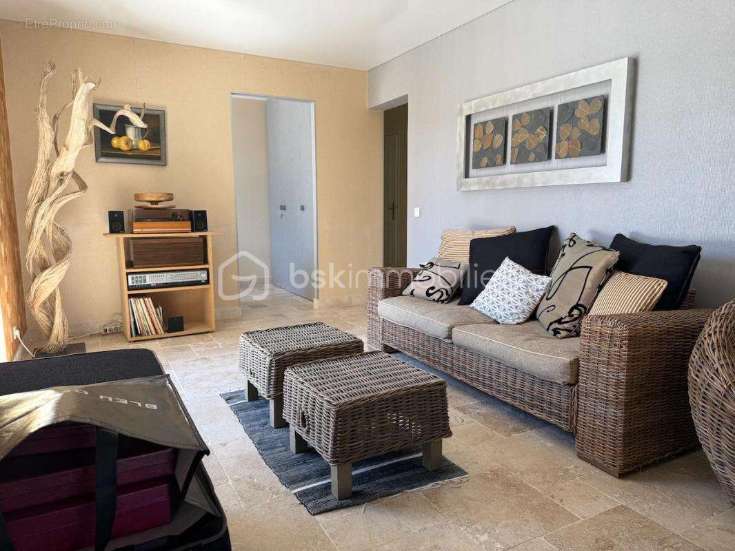 FRONTIGNAN – Élégante villa familiale de 195 m² de type 8 avec piscine, prestations haut de gamme et jardin paysager - photo 5