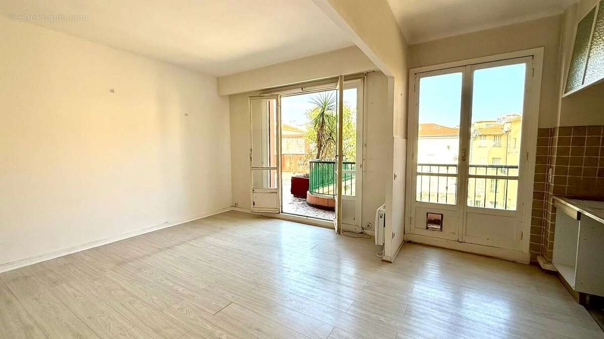 Rare sur le secteur ! T2 avec grande terrasse, à rénover - photo 5