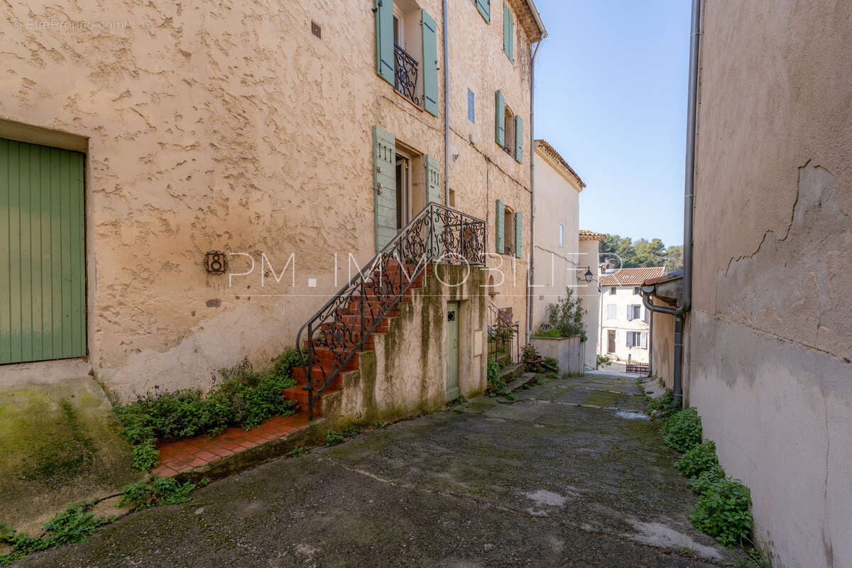 Maison à SIMIANE-COLLONGUE
