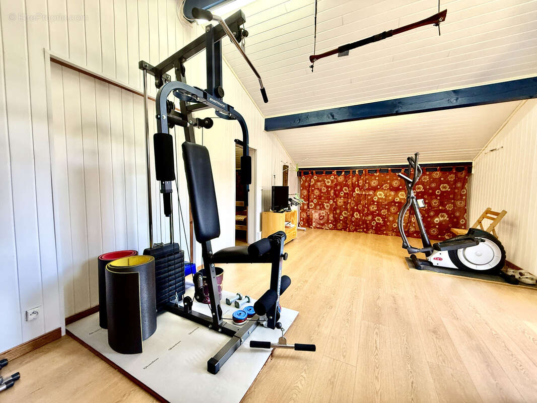 Au calme au fond d'une impasse, Maison familiale de 179 m2 avec grand garage 110m2 et terrain de 1 171 m2 - photo 19