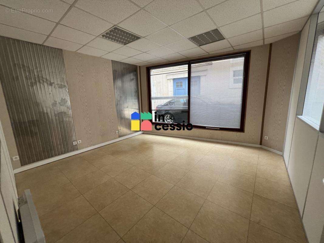 Local commercial/bureaux à vendre ou à louer - photo 9