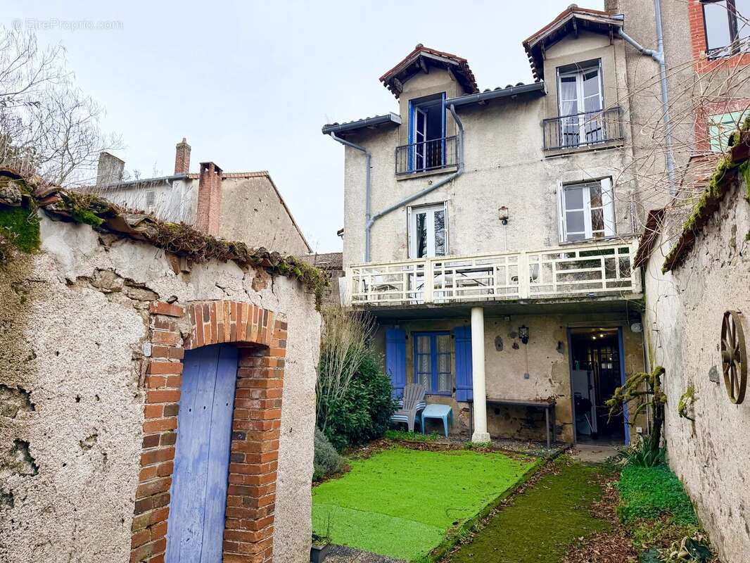 Grande maison de ville rénovée, dont l'âme authentique a été préservée. - photo 2