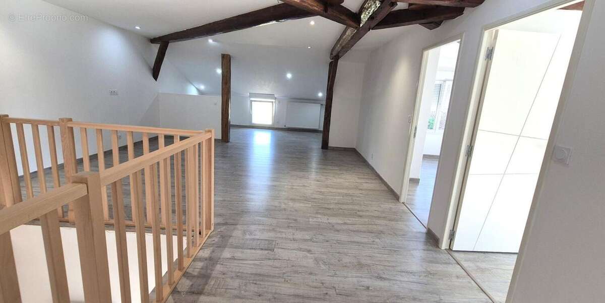 Belle Demeure Contemporaine ou Maison de Caractère en Pierre de 181m² entièrement rénovée avec sa vaste Cour, Terrasse et Terrai - photo 16