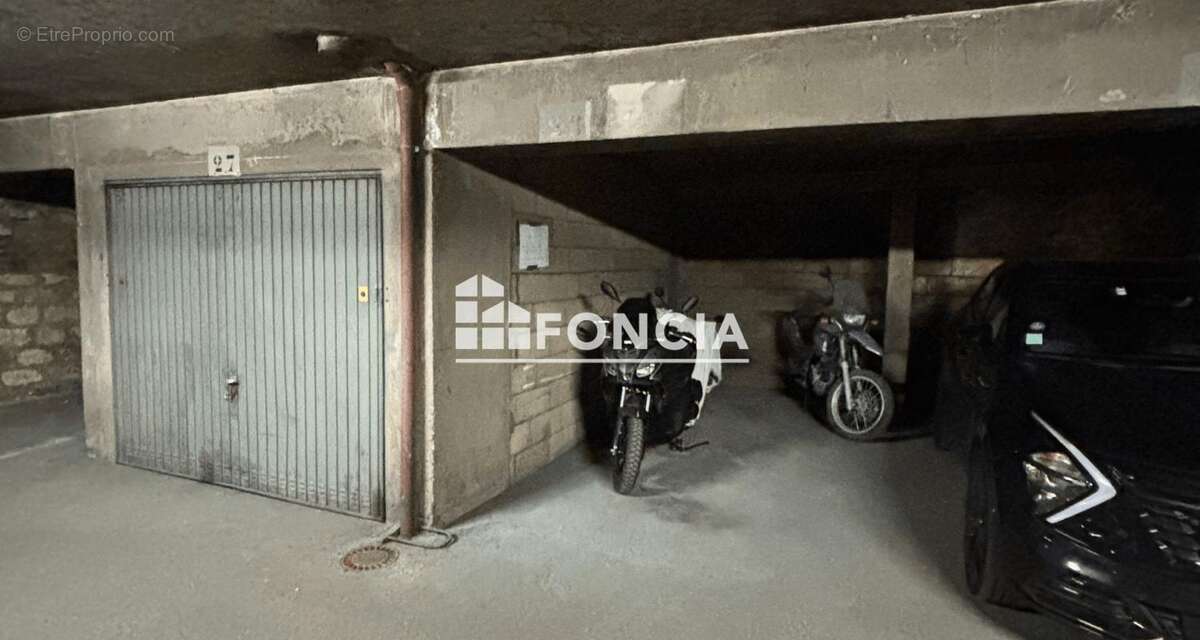 Parking à PARIS-18E