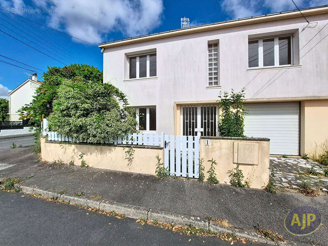 Exclusivité à La Roche-sur-Yon : Maison Familiale à Étage de 130 m² - photo 2